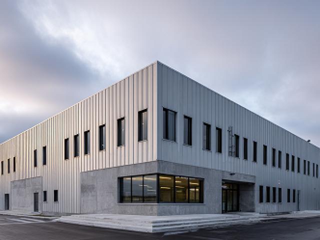 Un bâtiment professionnel aux lignes affirmées